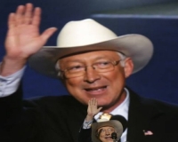 Ken Salazar dimitiría al Departamento del Interior, encargado de los parques nacionales y los territorios de los pueblos originarios. 